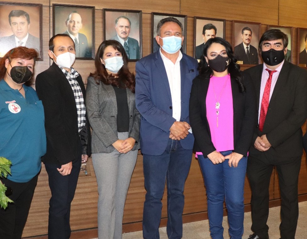 Presidente de la Federación de Empresarios Privados de Cochabamba, junto a la directora de Marketing y Admisiones Unifranz y autoridades