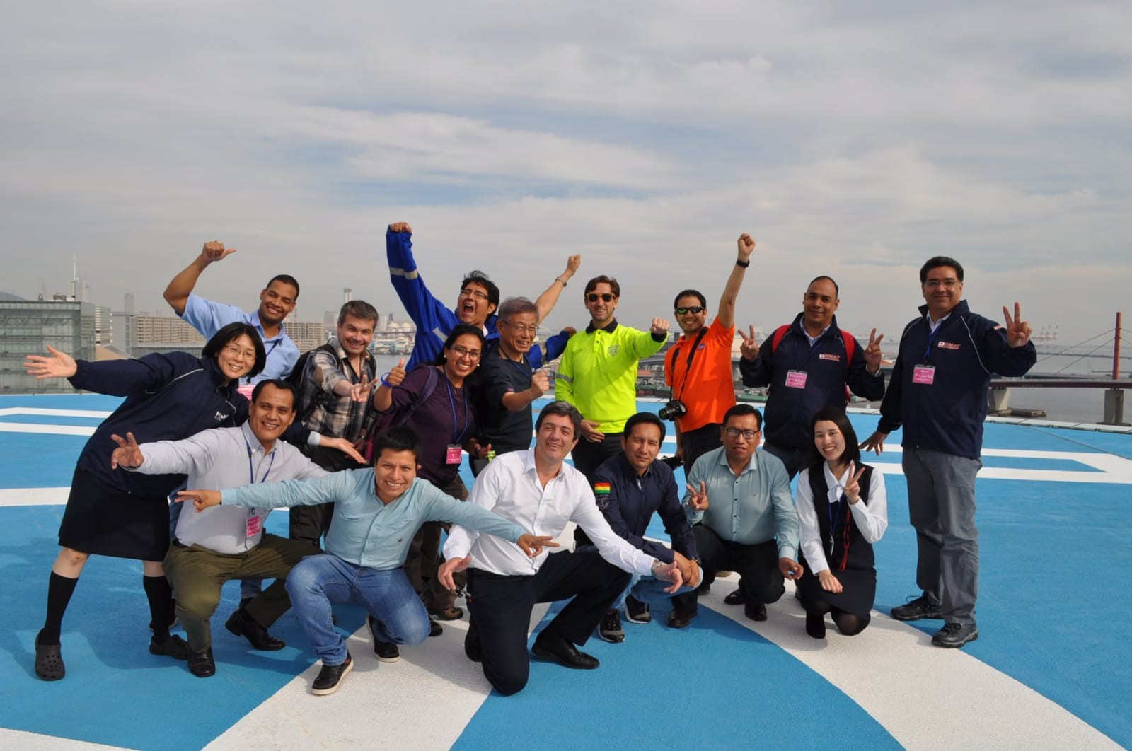 Ronald Miranda, en cuclillas de azul en la capacitación en Japón