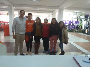 Alison Rojas, primera en la foto de izquierda a derecha. Junto a sus compañeros de carrera, antes del inicio de la pandemia