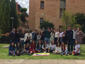 Valentina Fernández sentada de azul a la izquierda junto a sus compañeros, durante su estancia en la Universidad de Boyacá en Colombia