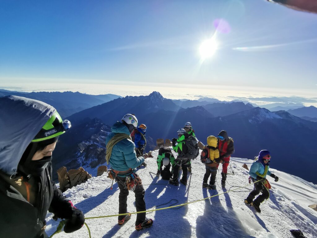 A medida que ascendemos a altitudes más elevadas, la presión atmosférica disminuye y lleva a una menor concentración de oxígeno en el aire